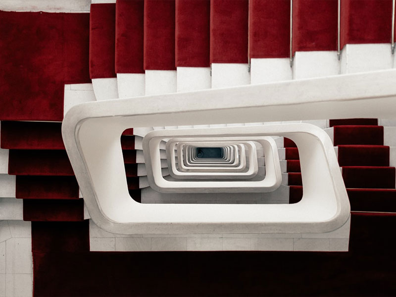 Красная ковровая дорожка на мраморной лестнице