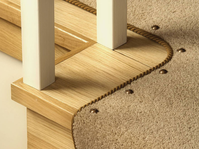 Крепление ковровой дорожки на лестнице с помощью кнопок